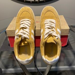 Fashion tennis shoes